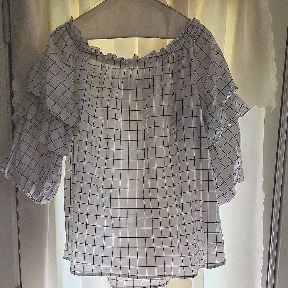 Hannah Black and White Flutter Sleeve Blouse